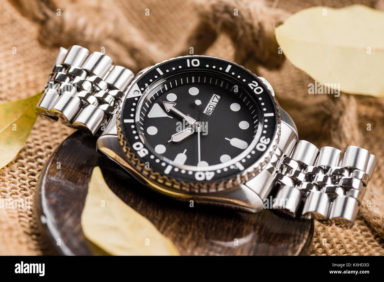 Closeup uomini orologio subacqueo con bracciale in acciaio inossidabile Foto Stock