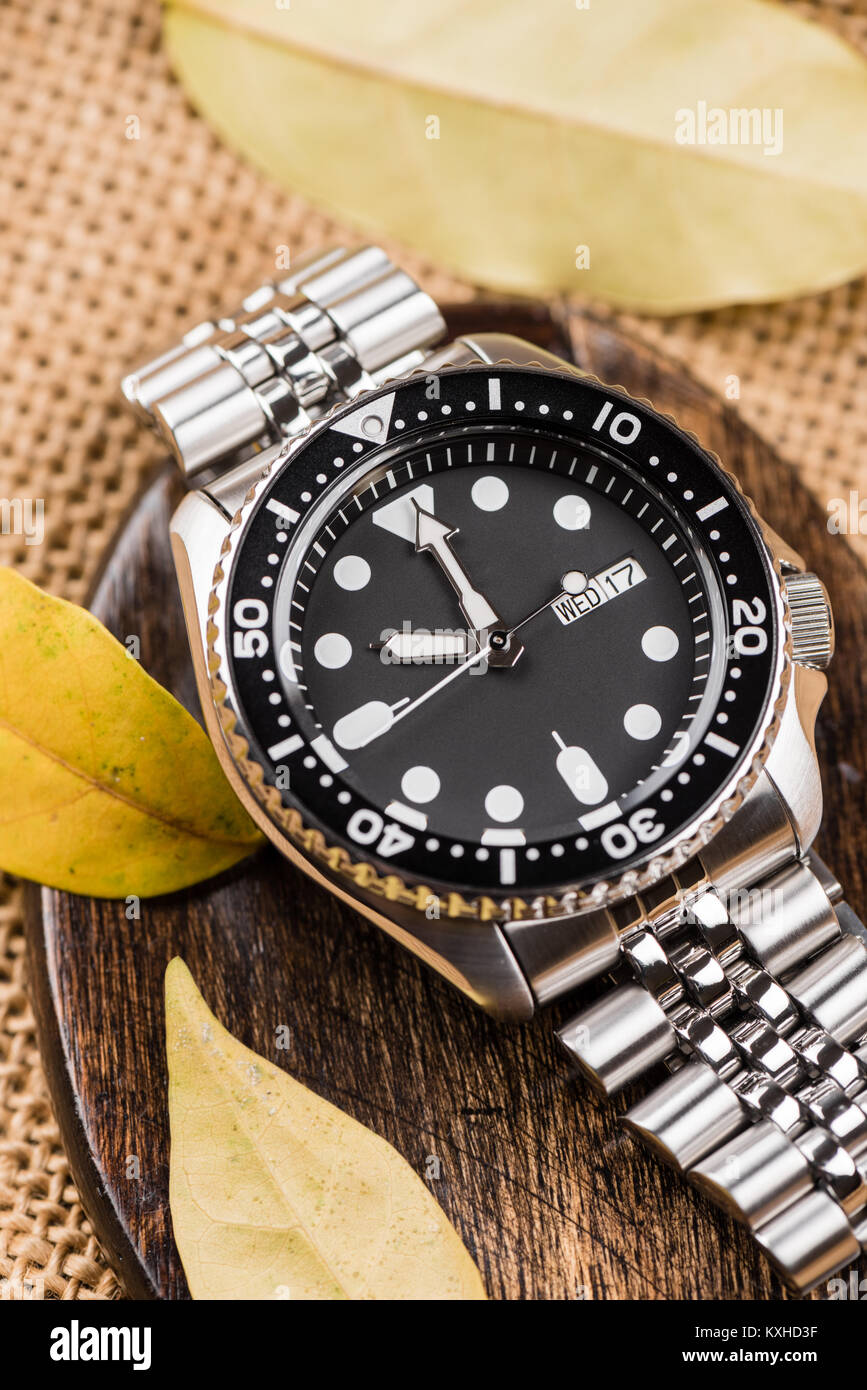 Closeup uomini orologio subacqueo con bracciale in acciaio inossidabile Foto Stock