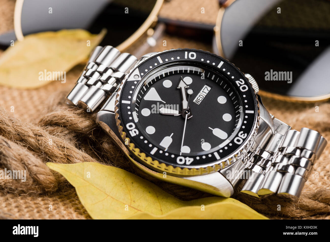 Closeup uomini orologio subacqueo con bracciale in acciaio inossidabile Foto Stock