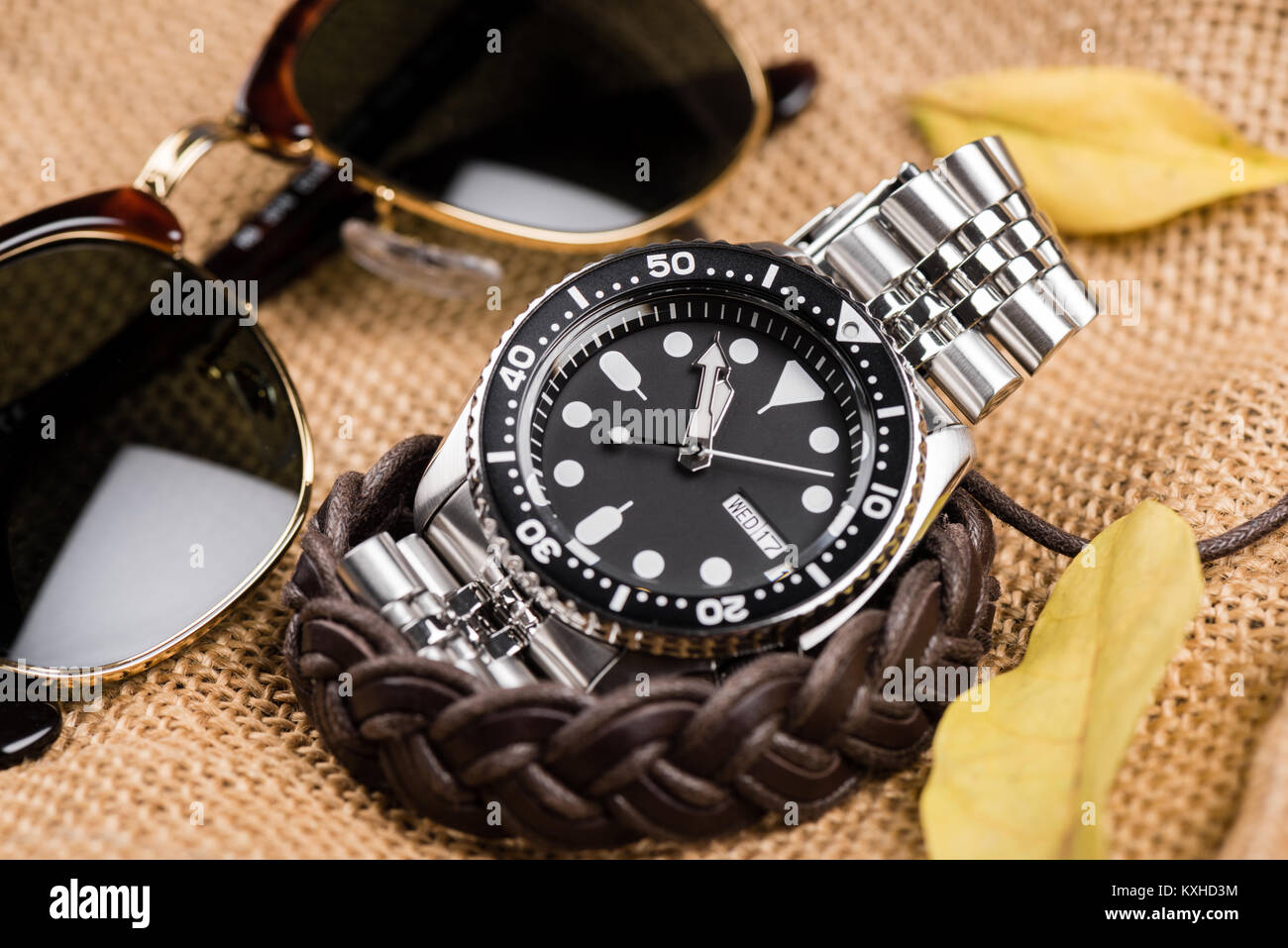 Closeup uomini orologio subacqueo con bracciale in acciaio inossidabile Foto Stock