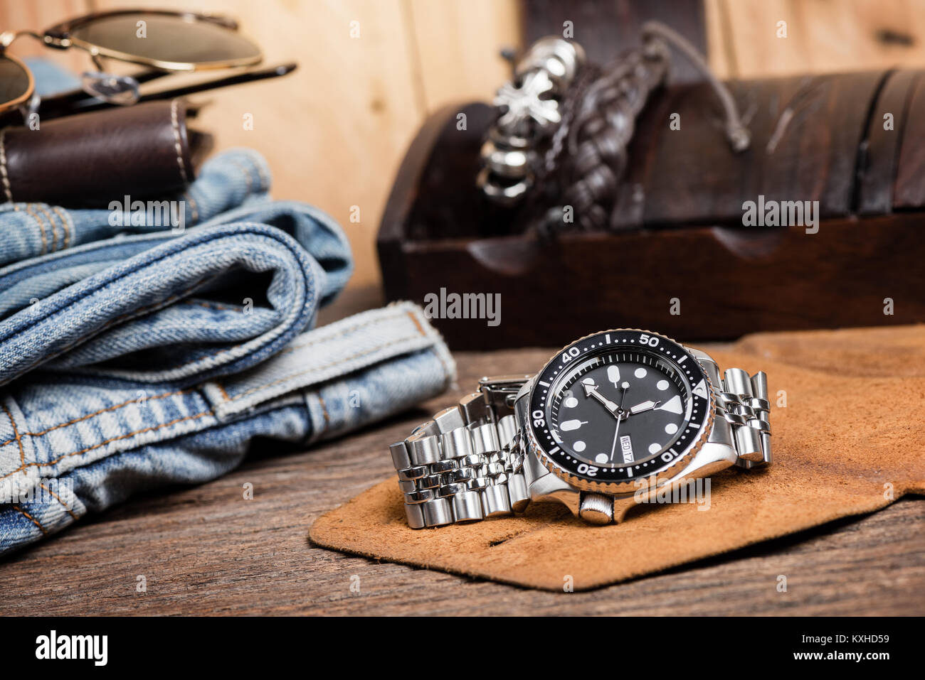 Closeup uomini orologio subacqueo con bracciale in acciaio inossidabile Foto Stock