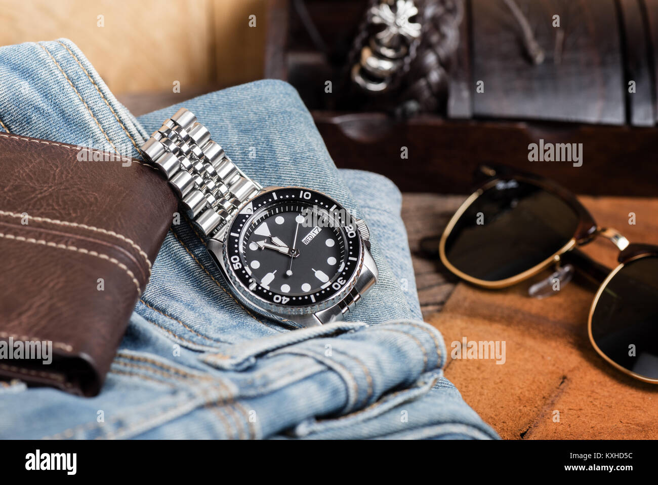 Closeup uomini orologio subacqueo con bracciale in acciaio inossidabile Foto Stock