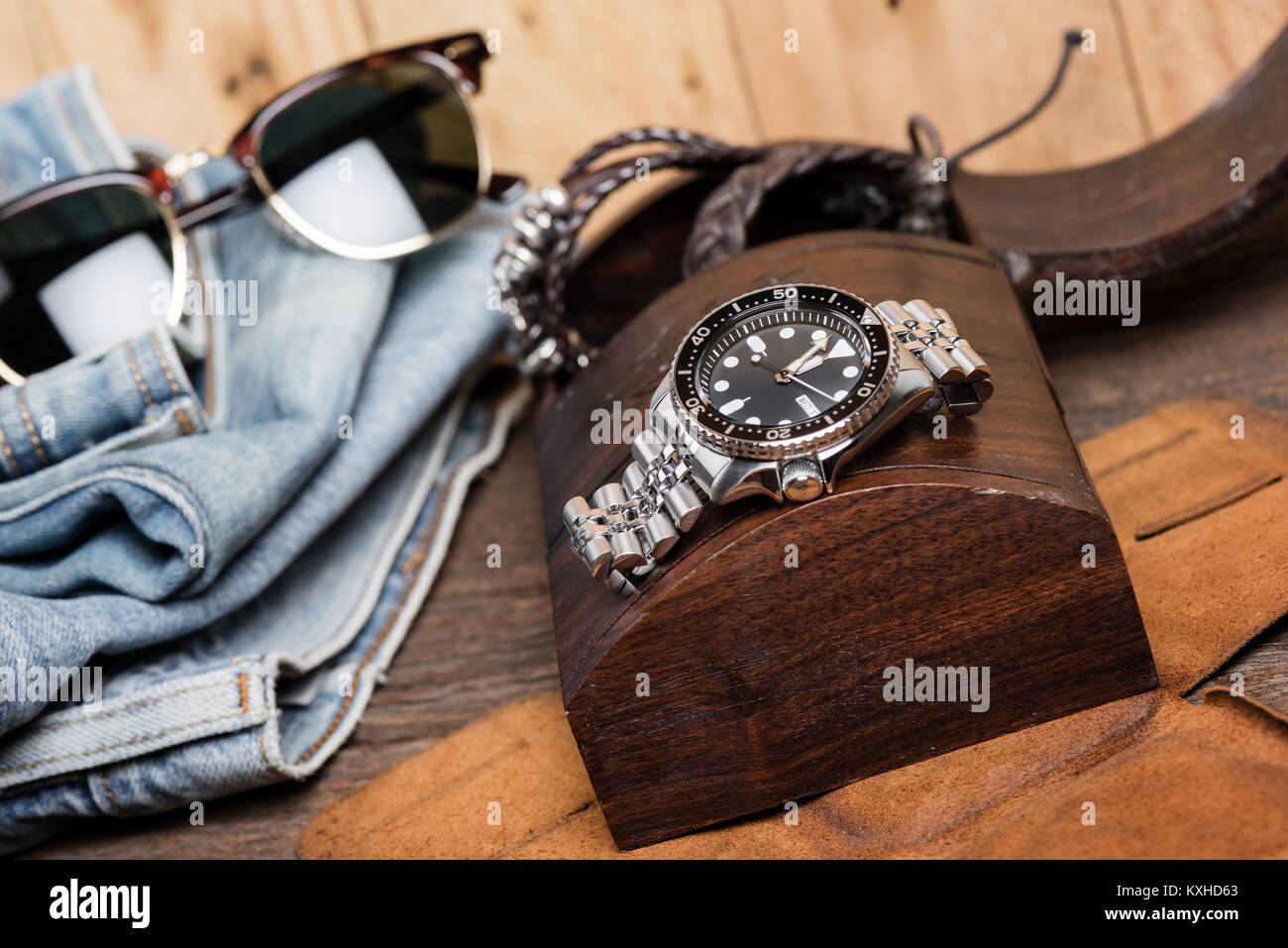 Closeup uomini orologio subacqueo con bracciale in acciaio inossidabile Foto Stock