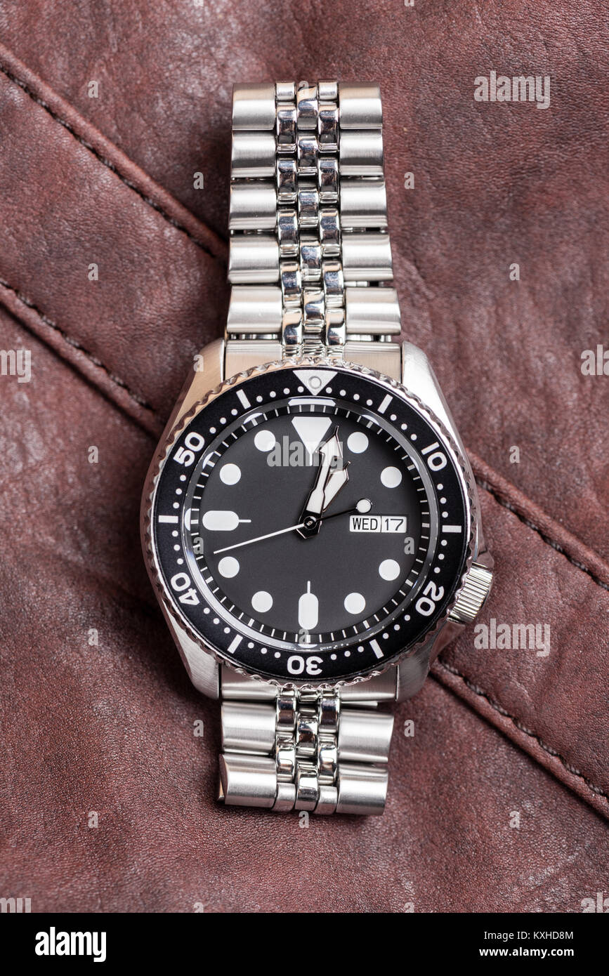 Closeup uomini orologio subacqueo con bracciale in acciaio inossidabile Foto Stock
