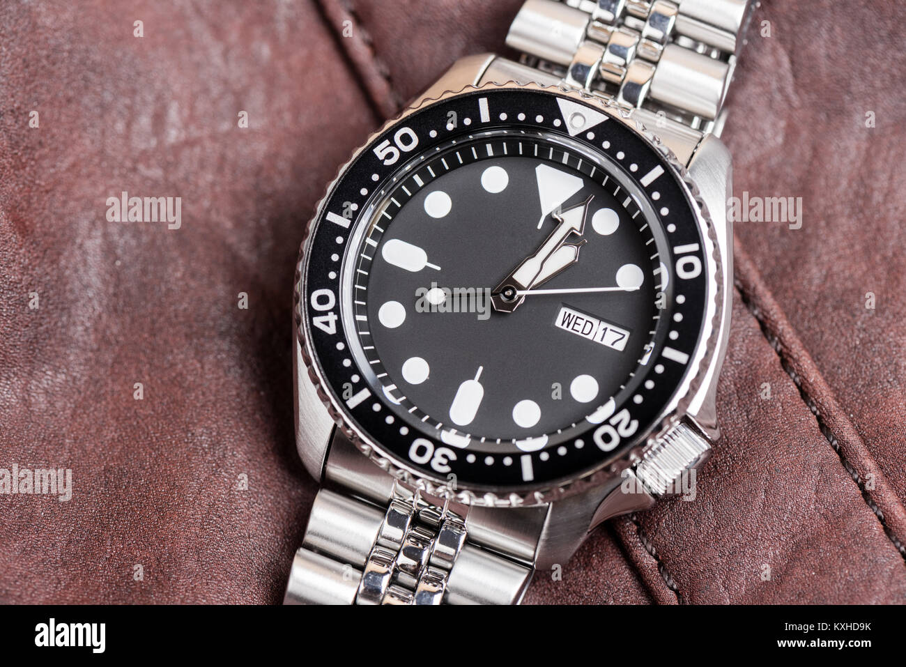 Closeup uomini orologio subacqueo con bracciale in acciaio inossidabile Foto Stock