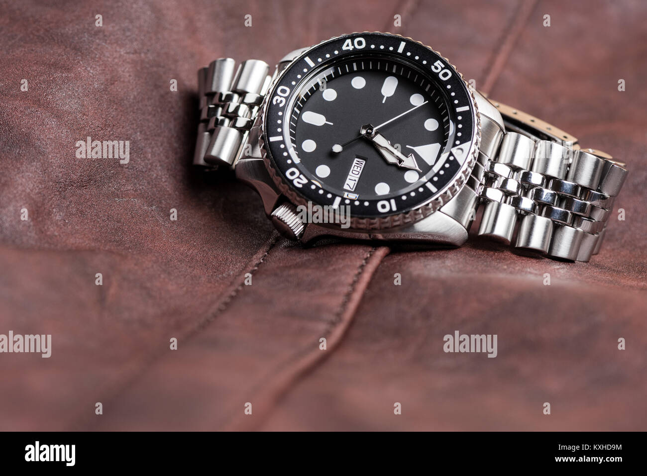 Closeup uomini orologio subacqueo con bracciale in acciaio inossidabile Foto Stock