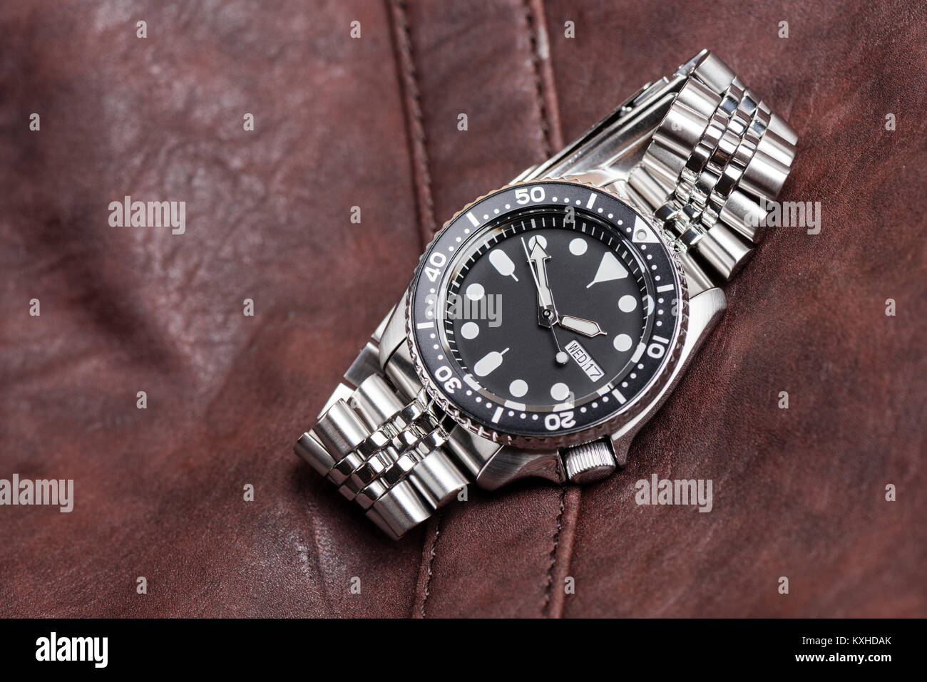 Closeup uomini orologio subacqueo con bracciale in acciaio inossidabile Foto Stock