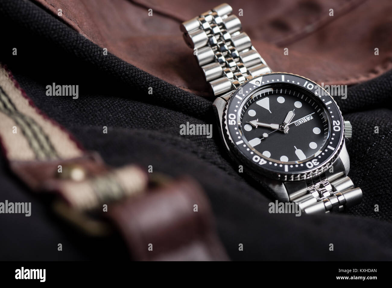 Closeup uomini orologio subacqueo con bracciale in acciaio inossidabile Foto Stock