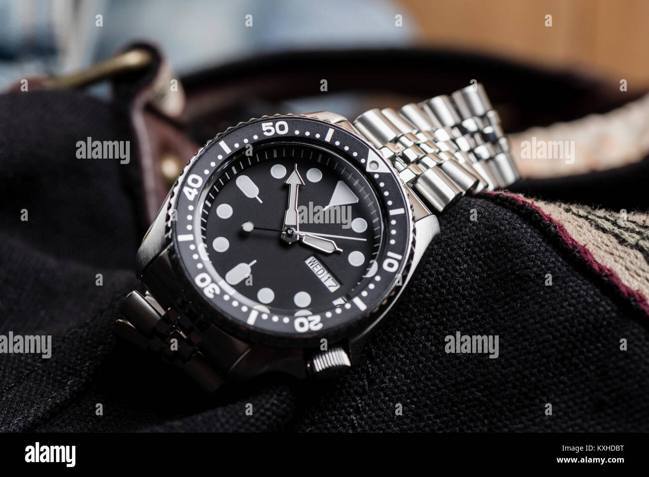 Closeup uomini orologio subacqueo con bracciale in acciaio inossidabile Foto Stock