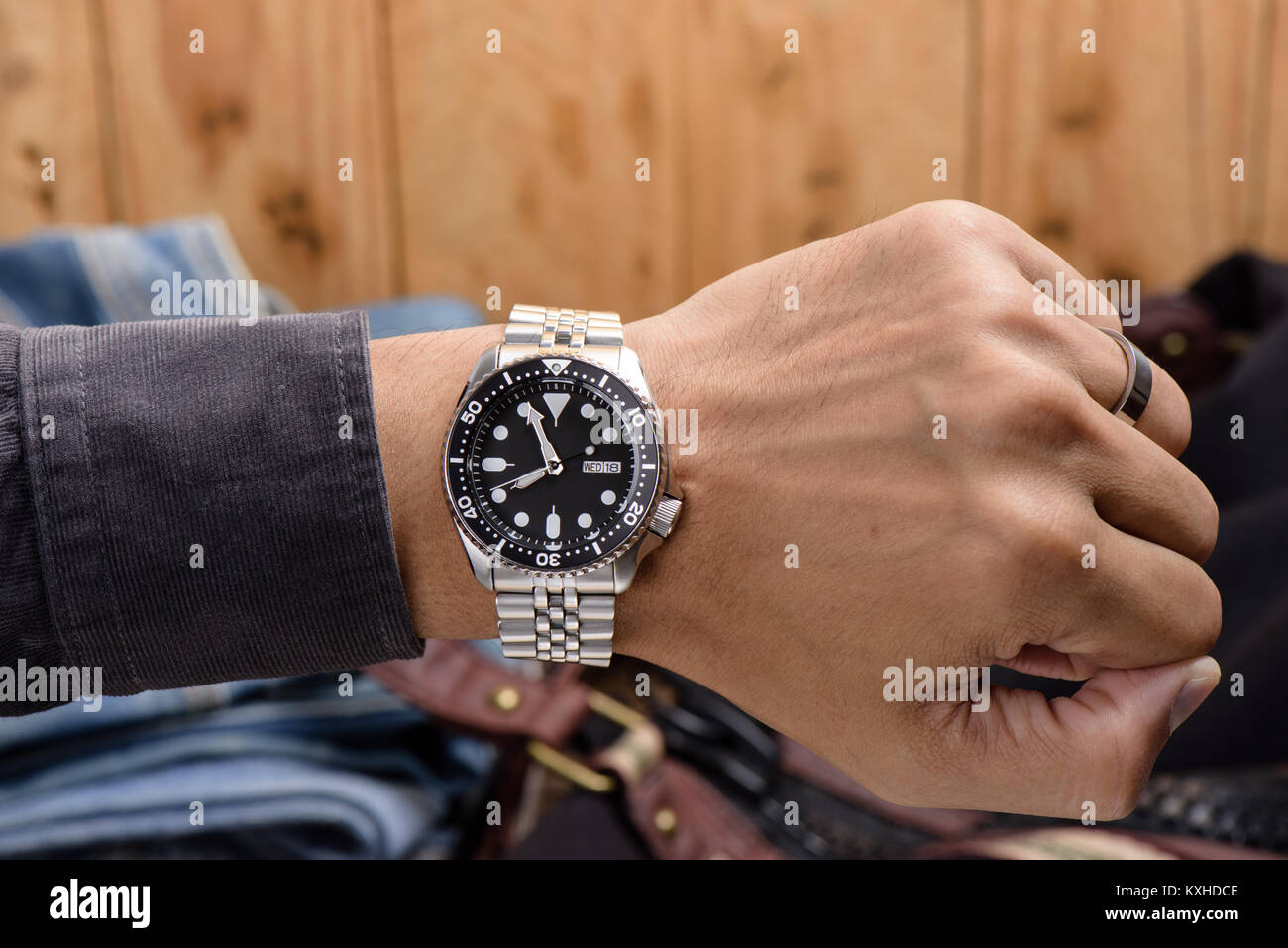 Closeup uomini orologio subacqueo con bracciale in acciaio inossidabile Foto Stock