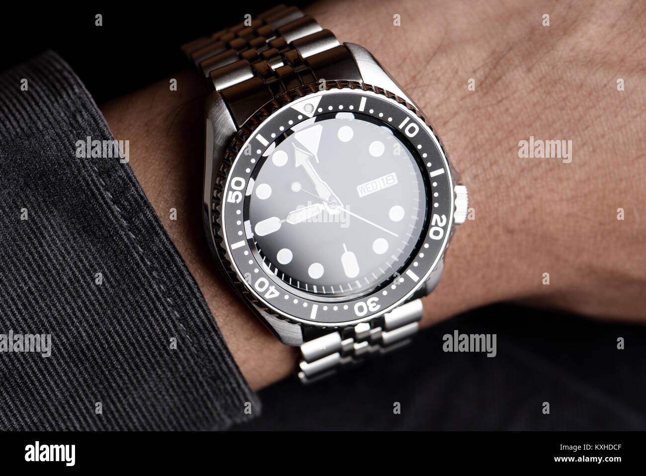 Closeup uomini orologio subacqueo con bracciale in acciaio inossidabile Foto Stock