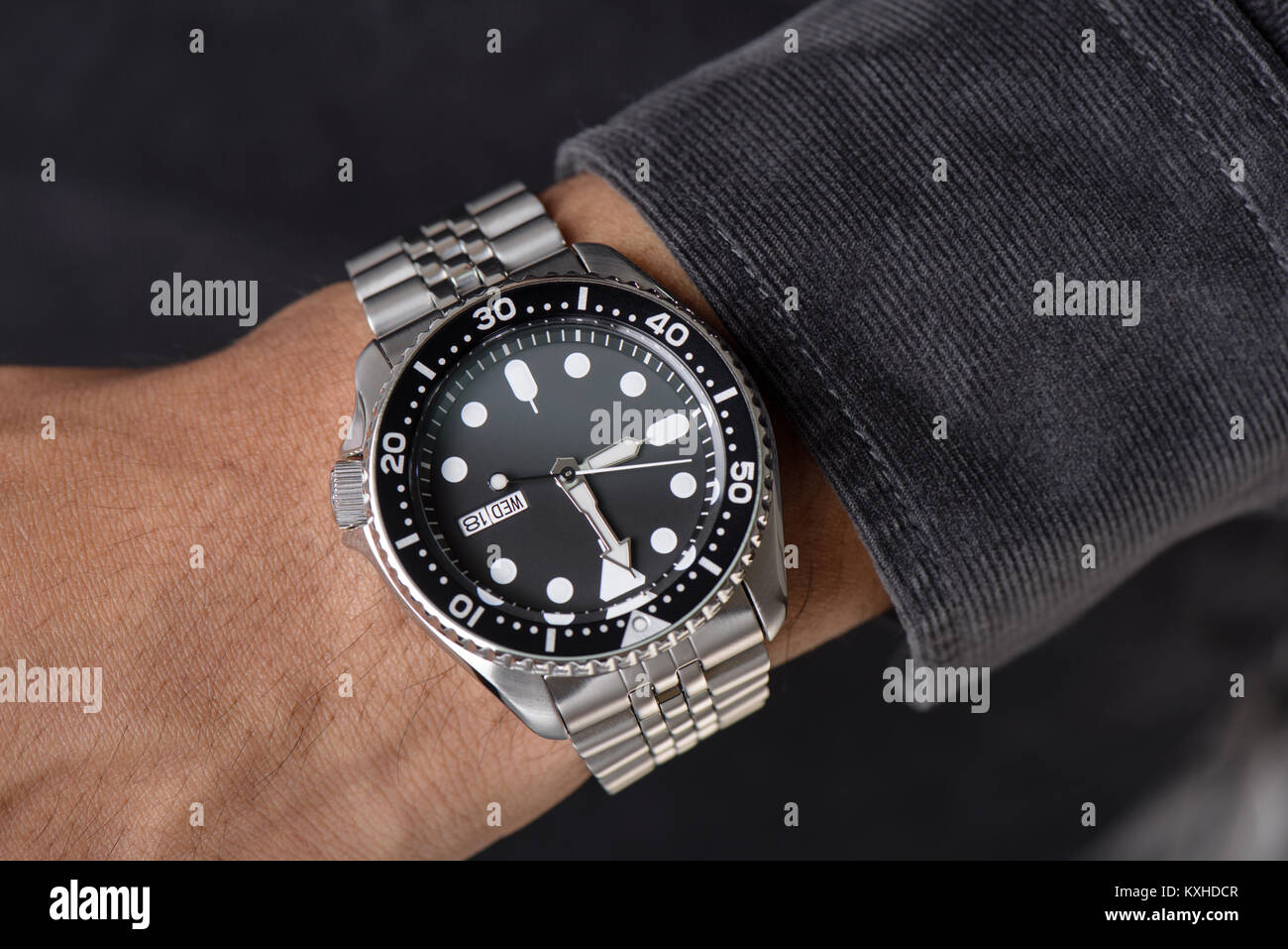 Closeup uomini orologio subacqueo con bracciale in acciaio inossidabile Foto Stock