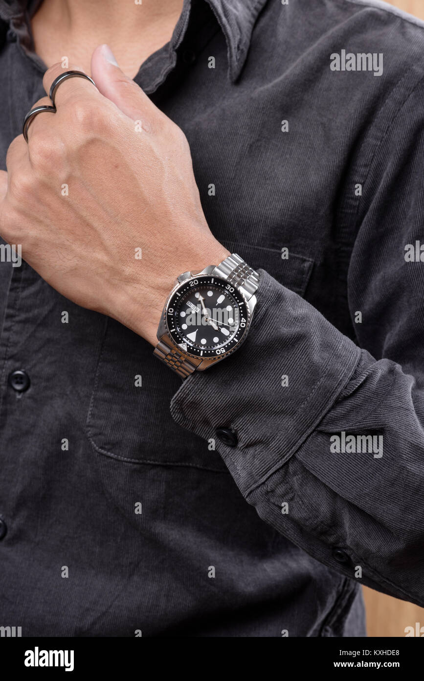 L'uomo in posa con orologio subacqueo con bracciale in acciaio inossidabile Foto Stock