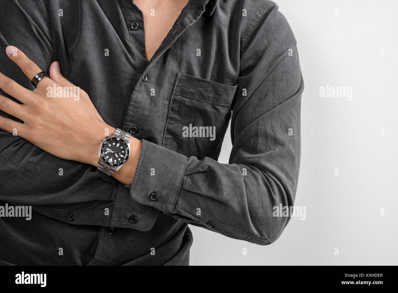 L'uomo in posa con orologio subacqueo con bracciale in acciaio inossidabile Foto Stock