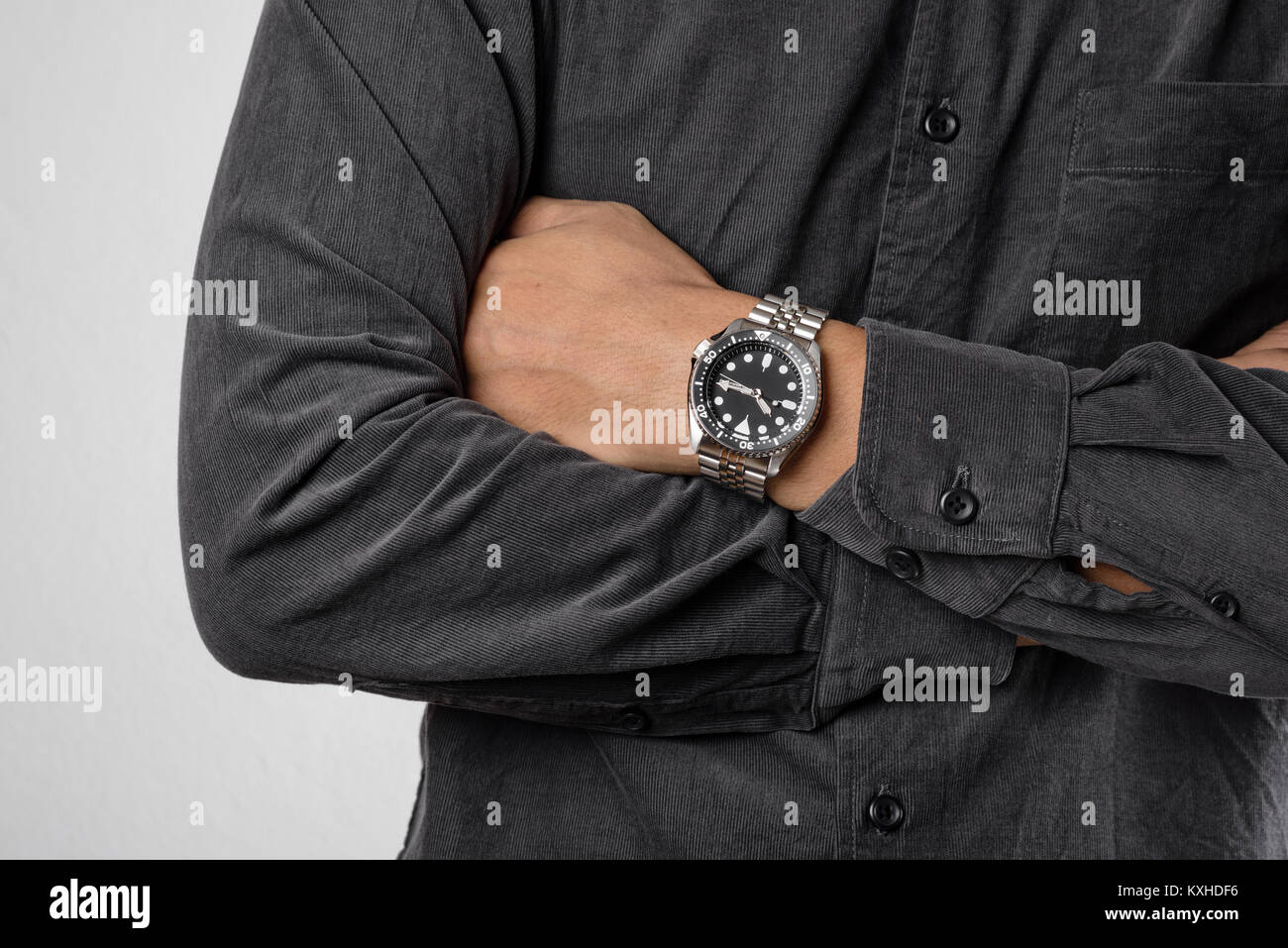 L'uomo in posa con orologio subacqueo con bracciale in acciaio inossidabile Foto Stock
