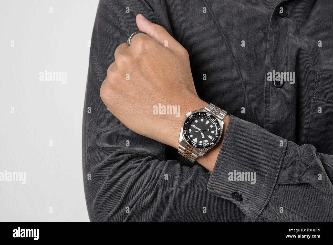 L'uomo in posa con orologio subacqueo con bracciale in acciaio inossidabile Foto Stock