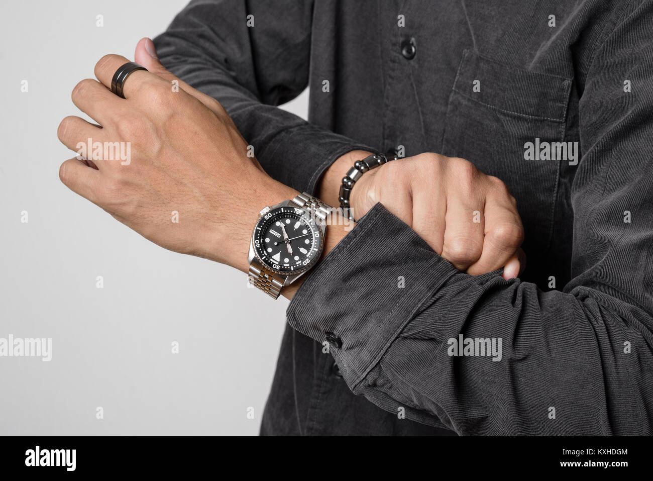 L'uomo in posa con orologio subacqueo con bracciale in acciaio inossidabile Foto Stock
