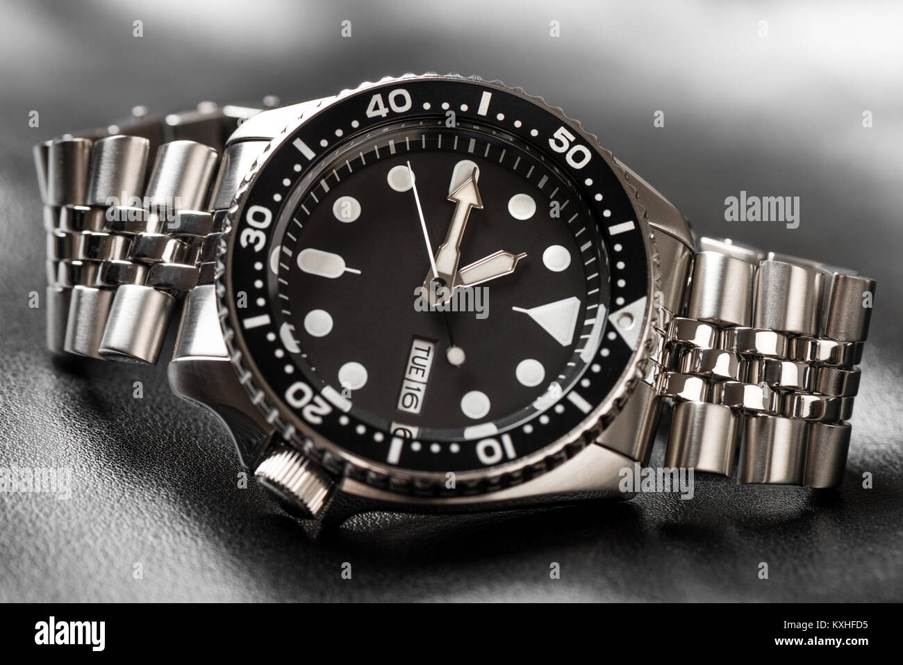 Closeup uomini orologio subacqueo con bracciale in acciaio inossidabile Foto Stock