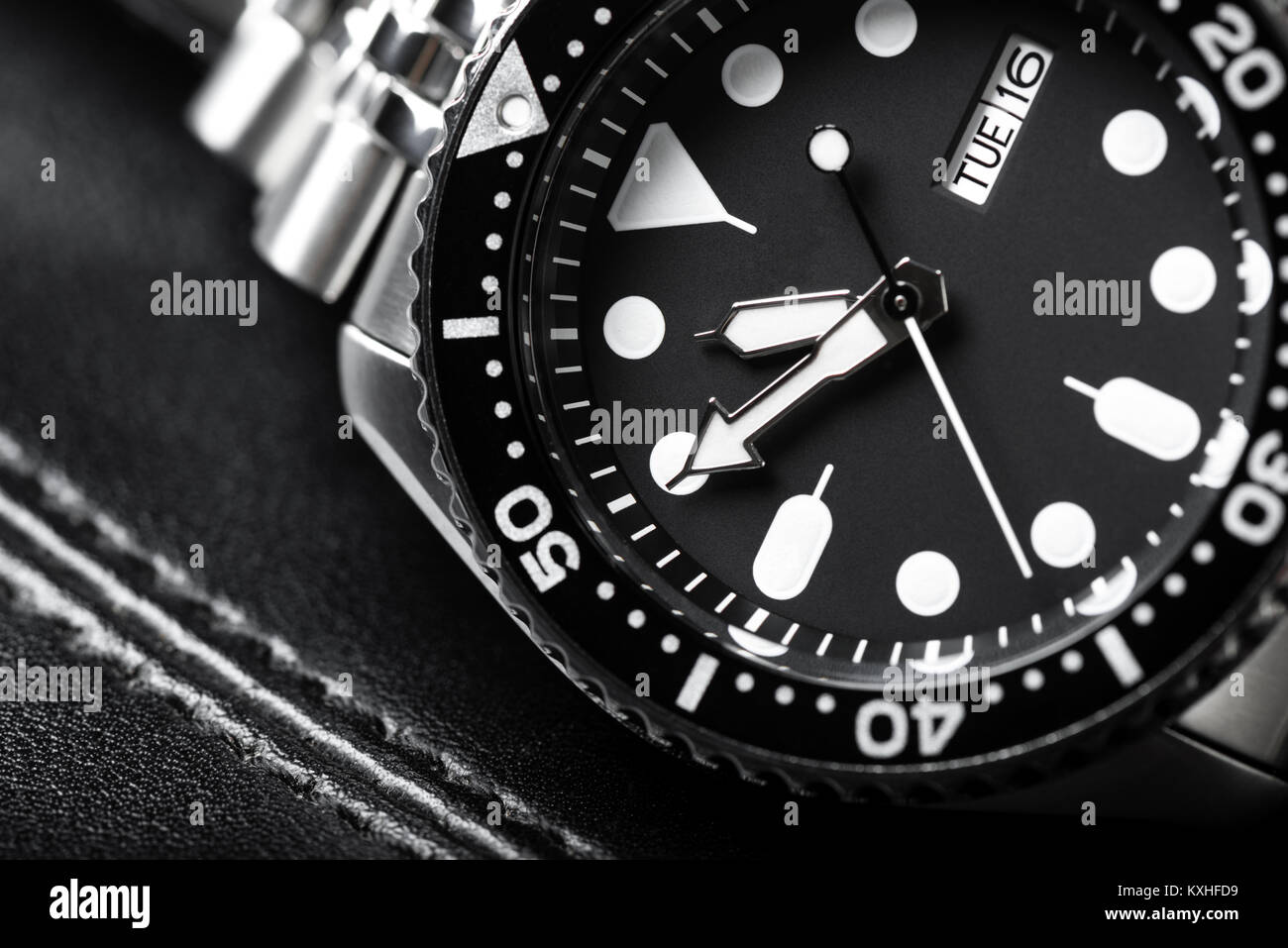 Closeup uomini orologio subacqueo con bracciale in acciaio inossidabile Foto Stock