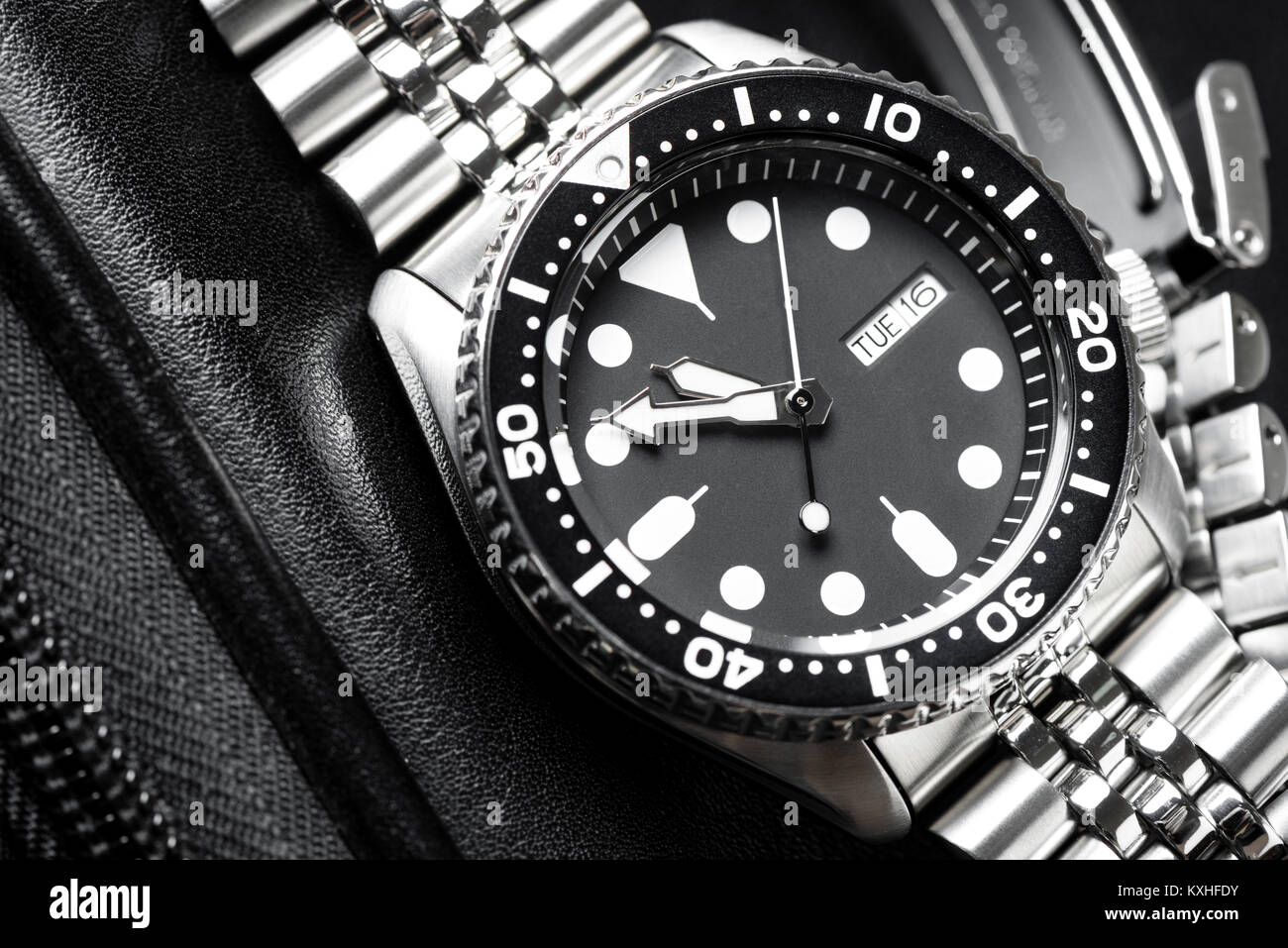 Closeup uomini orologio subacqueo con bracciale in acciaio inossidabile Foto Stock