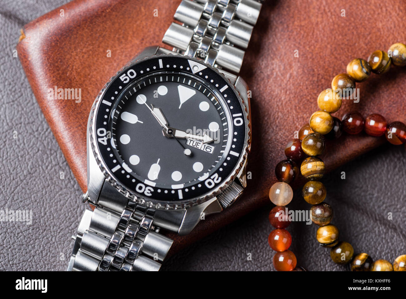 Closeup uomini orologio subacqueo con bracciale in acciaio inossidabile Foto Stock