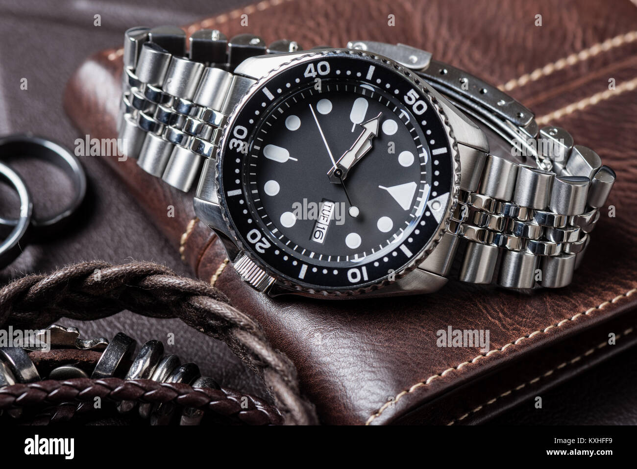 Closeup uomini orologio subacqueo con bracciale in acciaio inossidabile Foto Stock