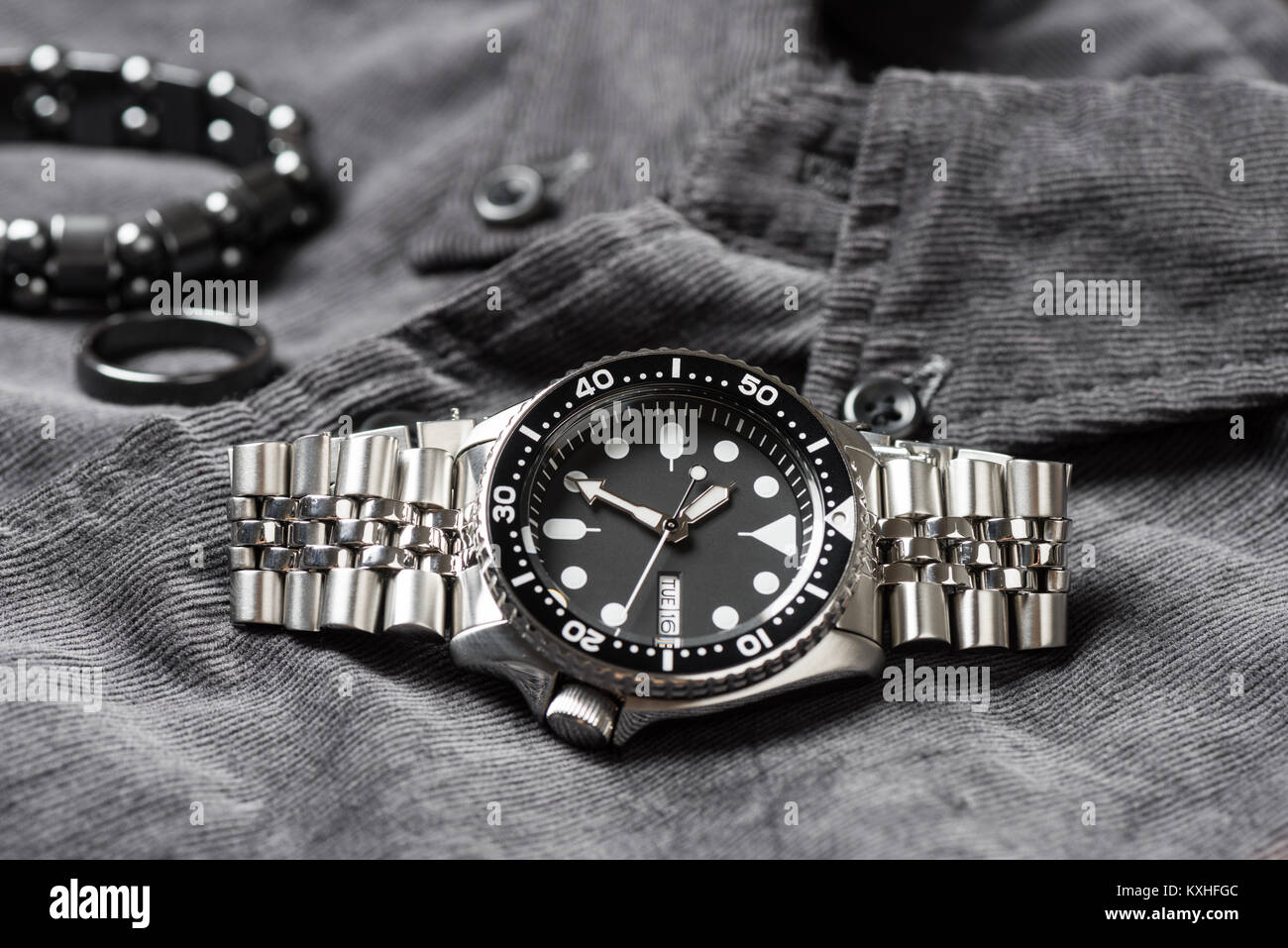 Closeup uomini orologio subacqueo con bracciale in acciaio inossidabile Foto Stock