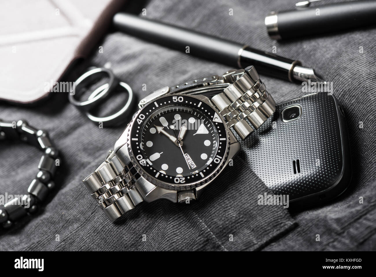 Closeup uomini orologio subacqueo con bracciale in acciaio inossidabile Foto Stock