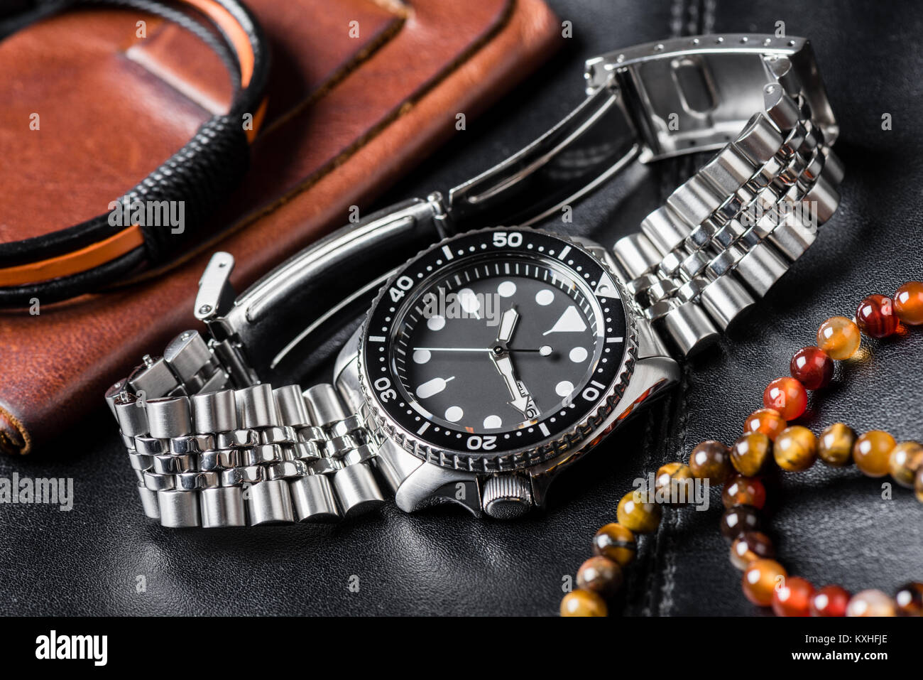 Closeup uomini orologio subacqueo con bracciale in acciaio inossidabile Foto Stock