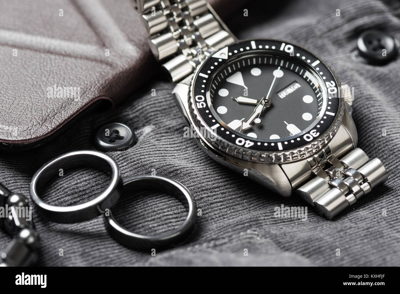 Closeup uomini orologio subacqueo con bracciale in acciaio inossidabile Foto Stock