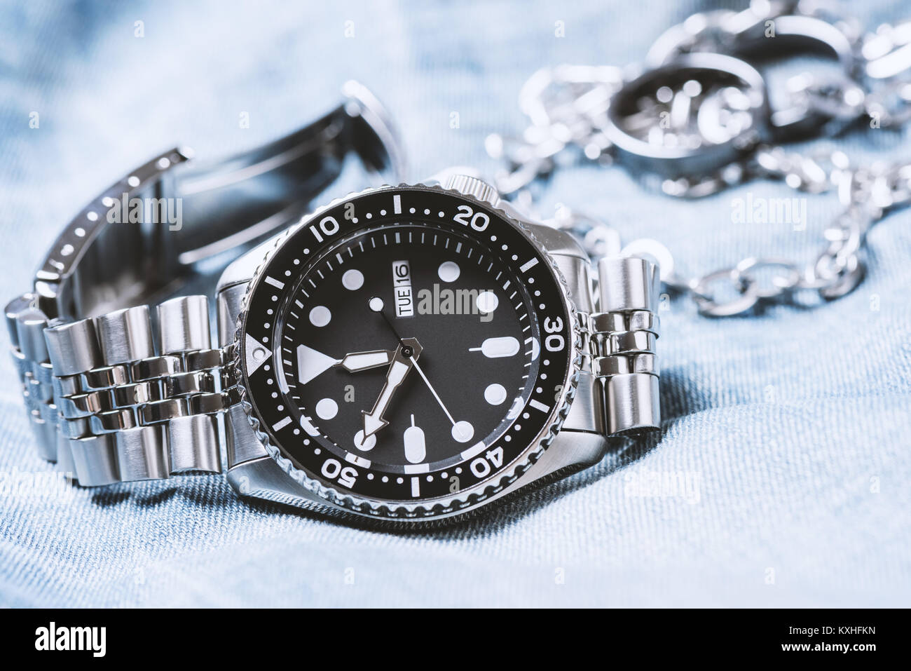 Closeup uomini orologio subacqueo con bracciale in acciaio inossidabile Foto Stock