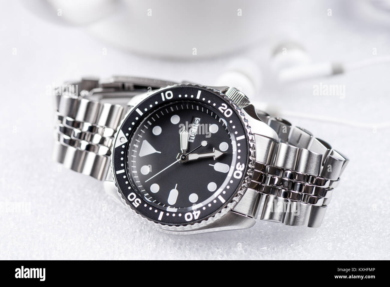 Closeup uomini orologio subacqueo con bracciale in acciaio inossidabile Foto Stock