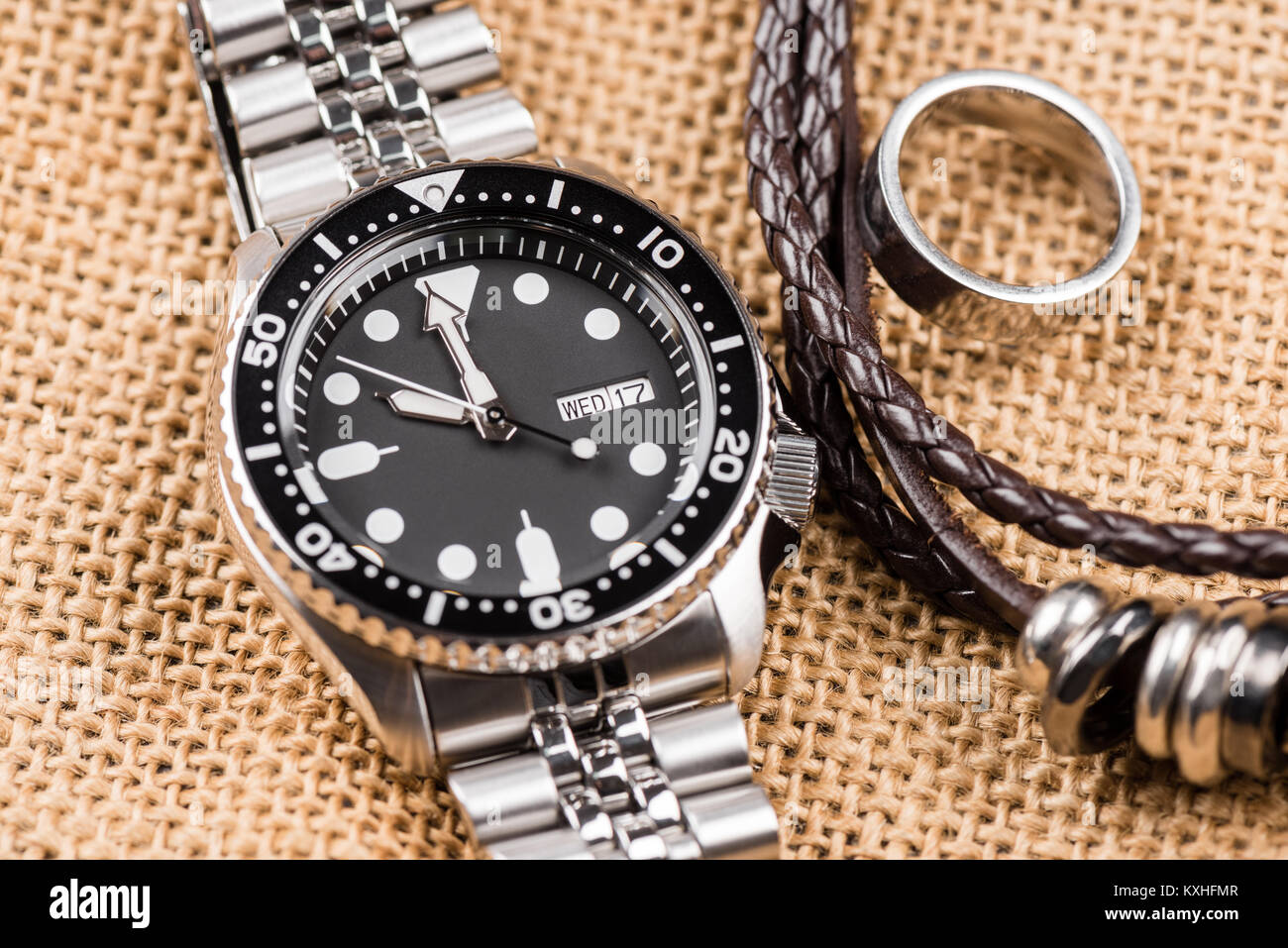 Closeup uomini orologio subacqueo con bracciale in acciaio inossidabile Foto Stock