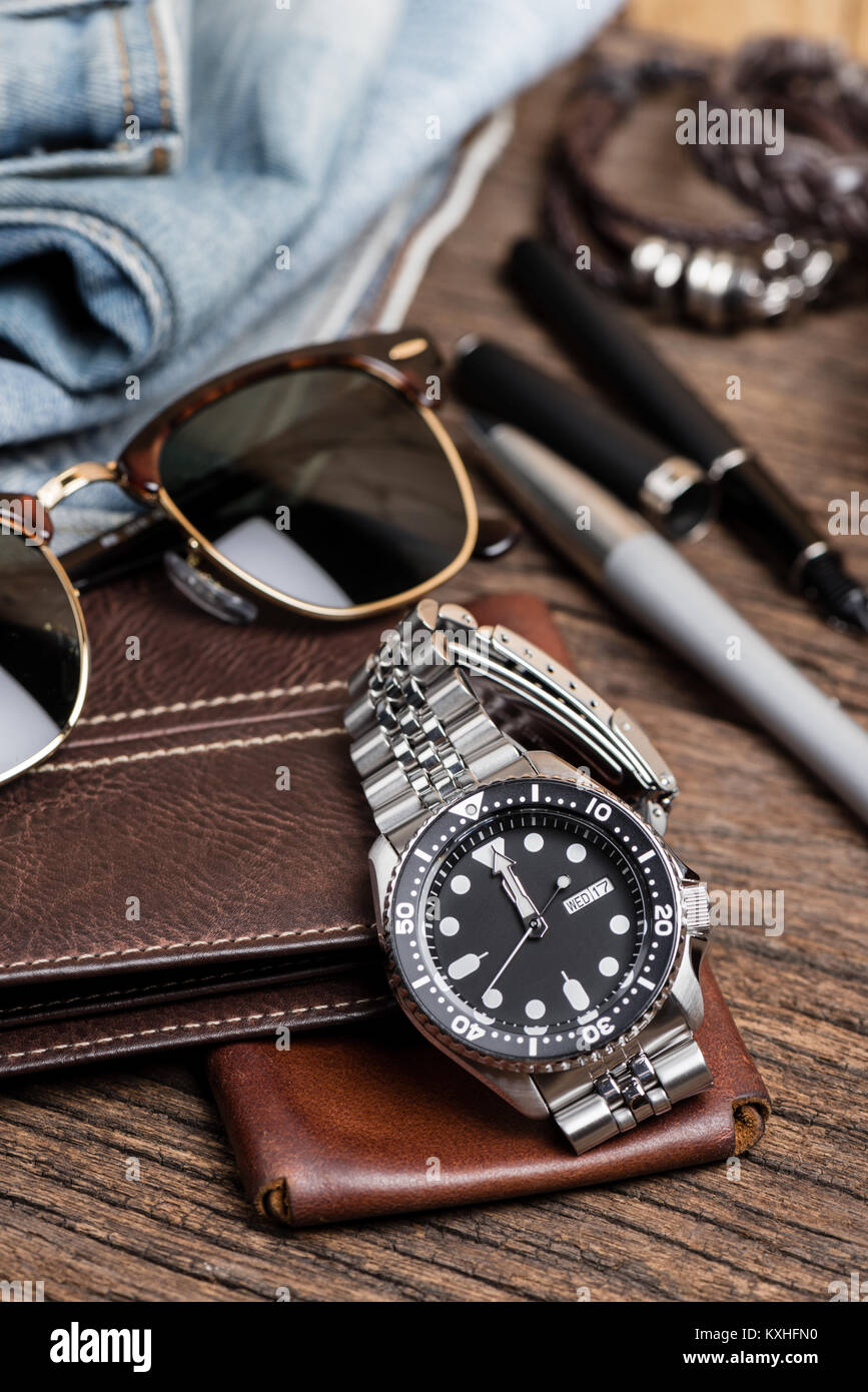 Closeup uomini orologio subacqueo con bracciale in acciaio inossidabile Foto Stock