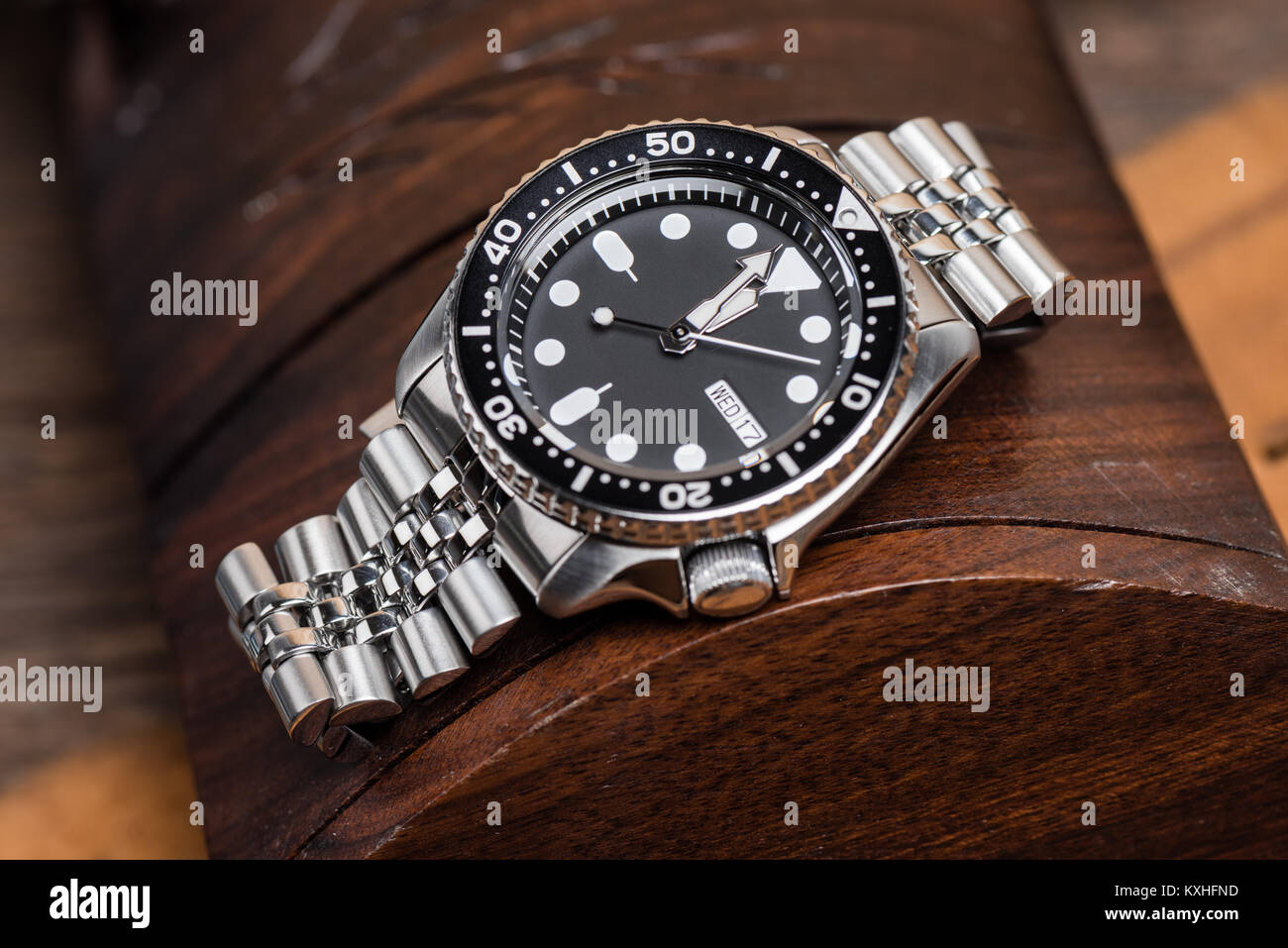 Closeup uomini orologio subacqueo con bracciale in acciaio inossidabile Foto Stock