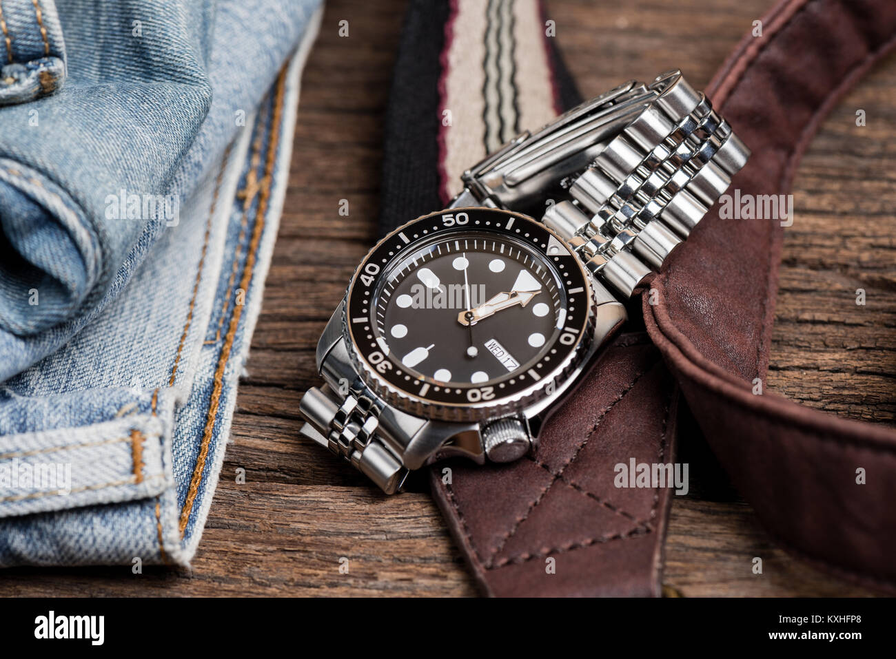 Closeup uomini orologio subacqueo con bracciale in acciaio inossidabile Foto Stock