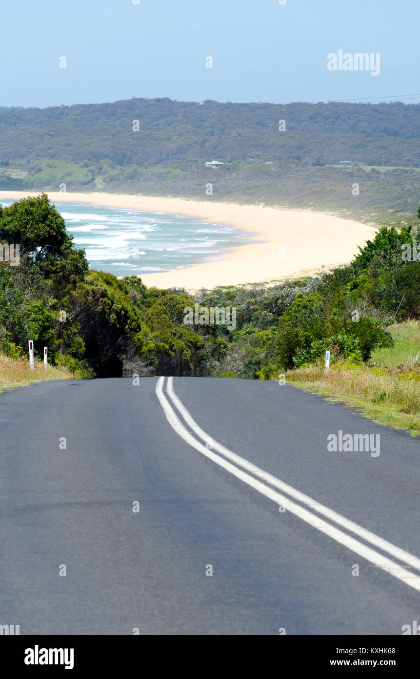 Strada che conduce alla spiaggia, Cuttagee, Nuovo Galles del Sud, Australia Foto Stock