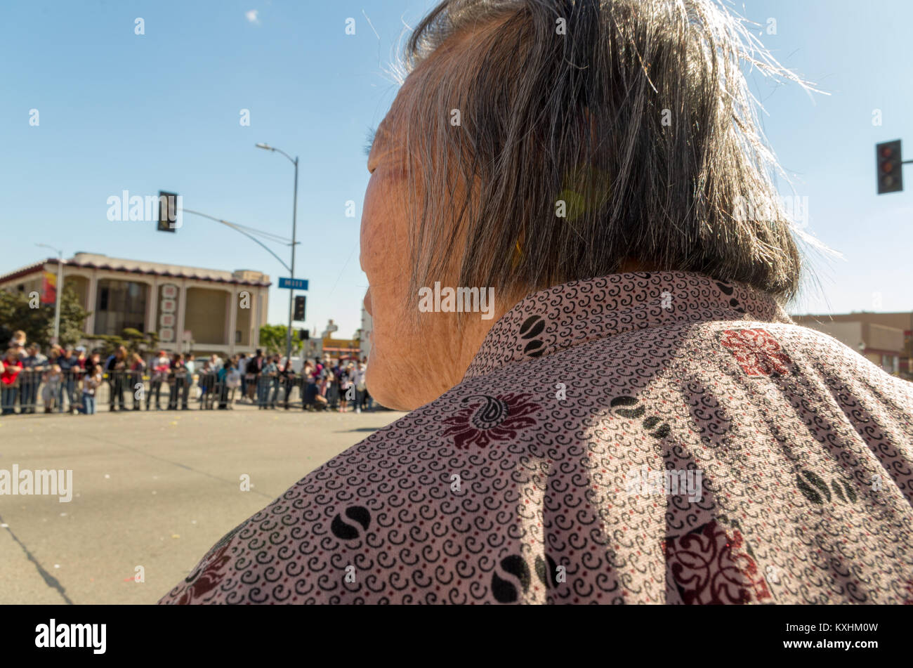 Signora Eldery guardando il capodanno cinese parade Foto Stock