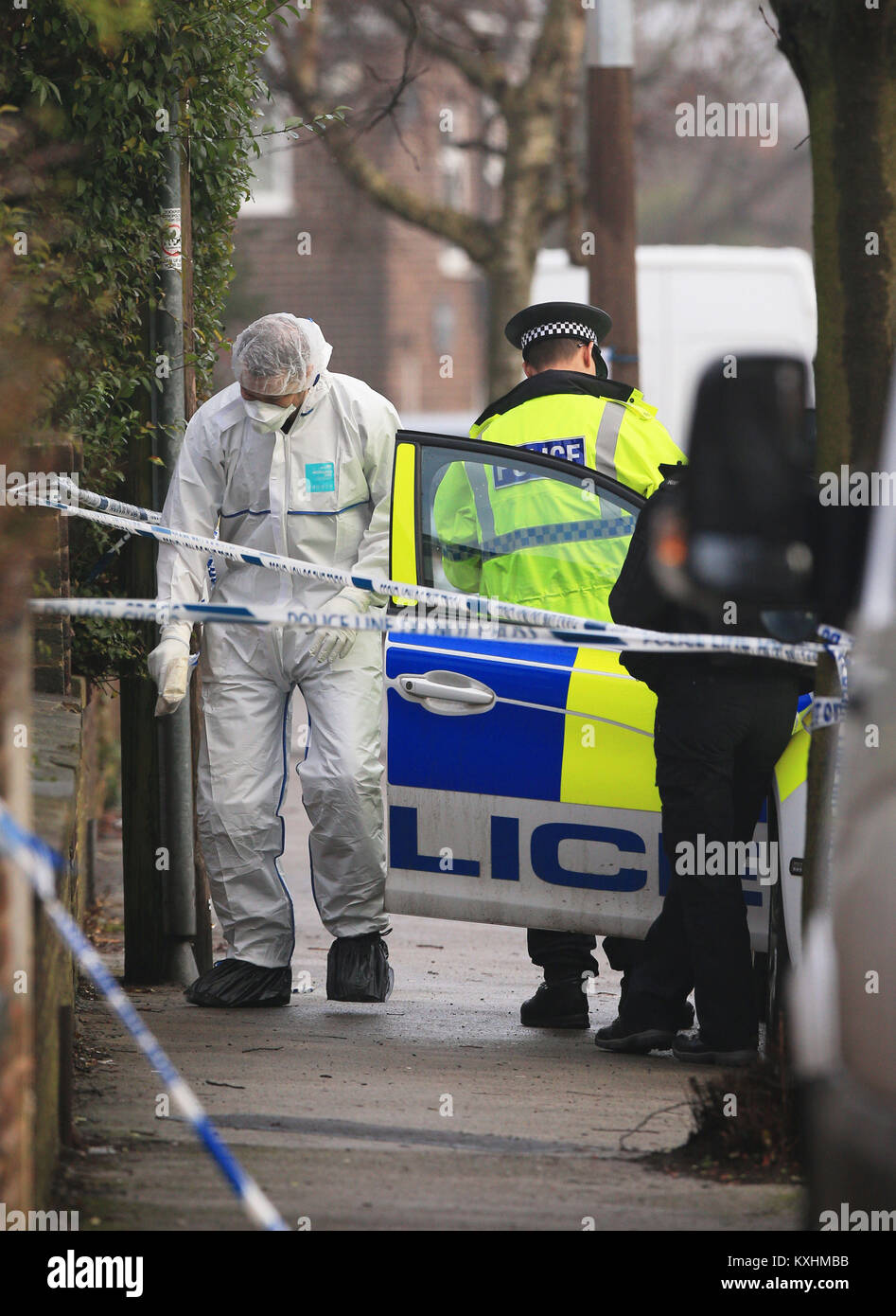 Un forensics officer presso la scena di un inchiesta a Matlock Road in rossastro sulla periferia di Manchester, come una donna che ha detto alla polizia che aveva ucciso un uomo e lo seppellirono in un giardino viene interrogato da omicidio Detective in seguito al ritrovamento di resti umani. Foto Stock
