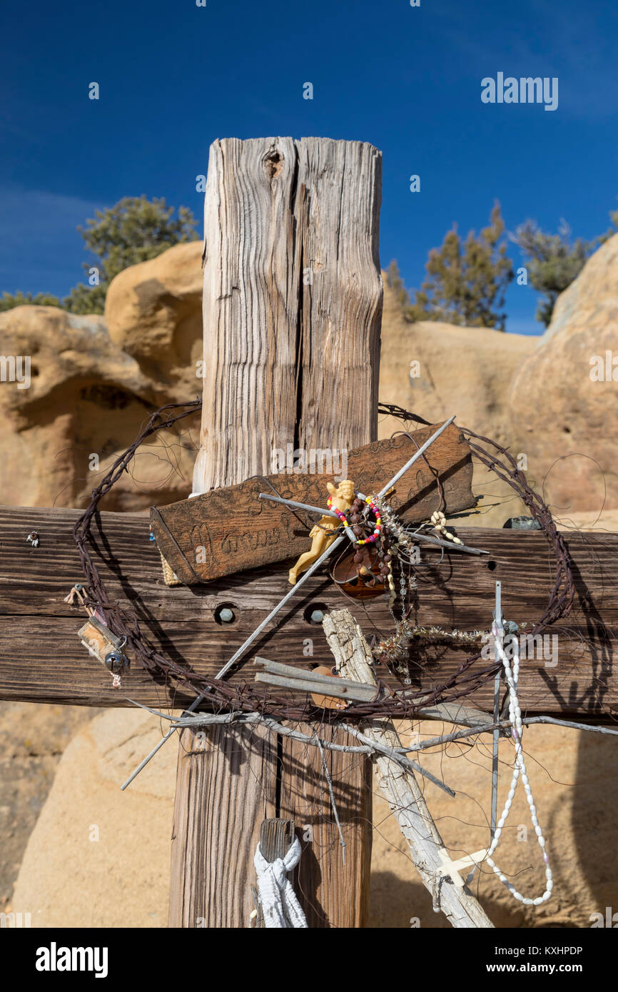 Walsenburg, Colorado - una croce con un filo spinato corona di spine in corrispondenza di un bordo strada santuario sulla US Highway 160. Foto Stock