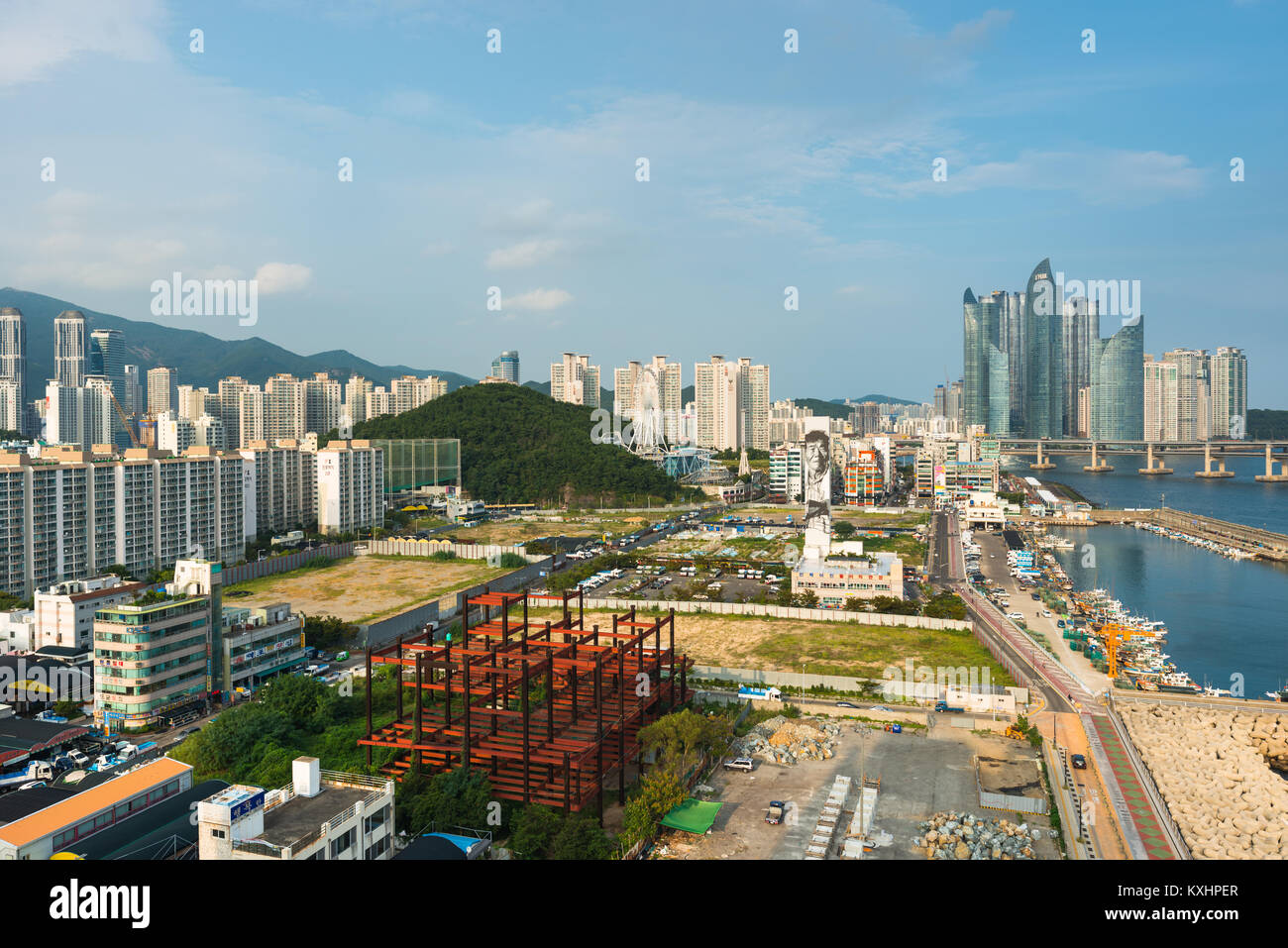 Viste di Centum città torri di vetro dal punto di vista elevato in KwangAn Gwangalli zona spiaggia, città di Busan, Yeongnam, Corea del Sud. Foto Stock