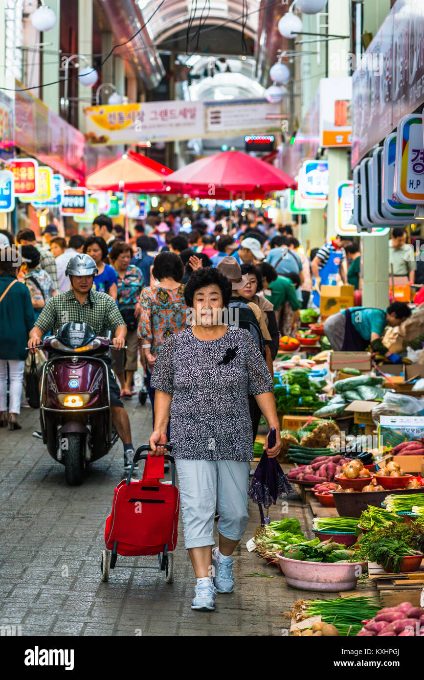 Mercato Gukje o Nampodong Mercato Internazionale è un mercato in Sinchang-dong, Jung distretto, Busan city, Yeongnam, Corea del Sud. Foto Stock