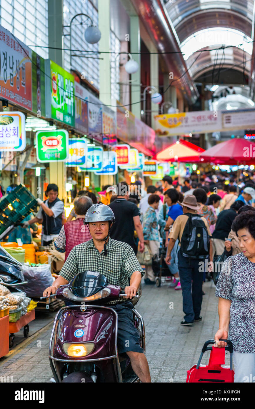 Mercato Gukje o Nampodong Mercato Internazionale è un mercato in Sinchang-dong, Jung distretto, Busan city, Yeongnam, Corea del Sud. Foto Stock