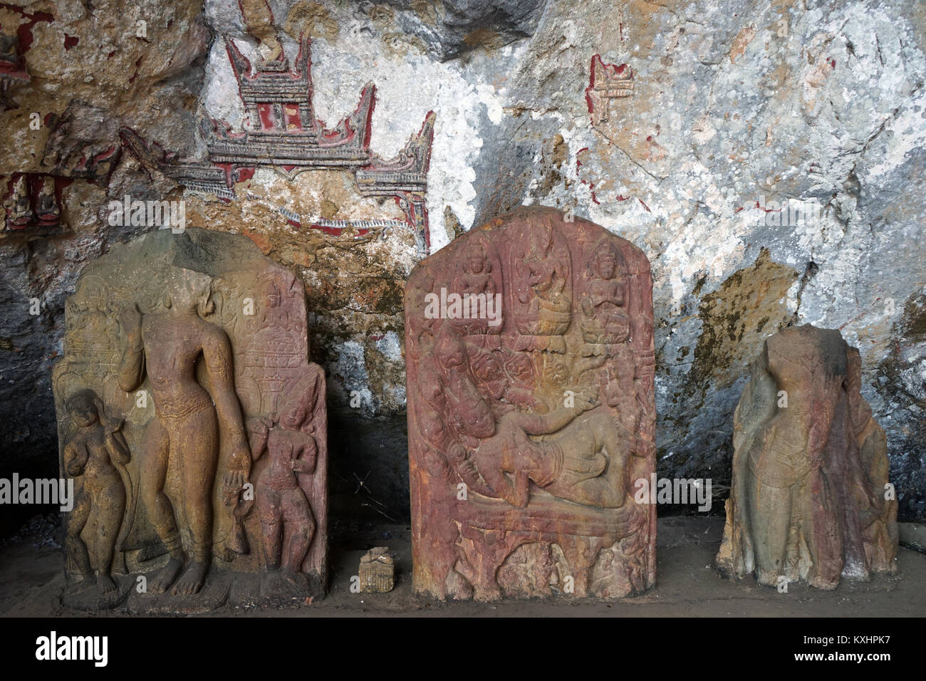 Un HPA, MYANMAR - circa aprile 2017 Bassorilievo in Kaw Goon grotta Foto Stock