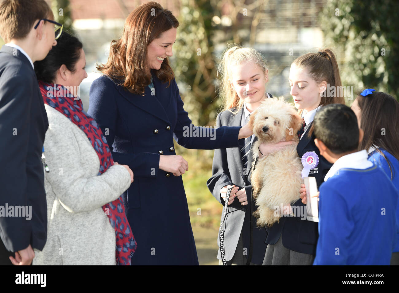 La Duchessa di Cambridge visitando il raggiungere Academy Feltham, a Londra, una scuola di lavoro in partenariato con luogo2essere e di altre organizzazioni per il sostegno dei bambini, famiglie e comunità scolastica. Foto Stock