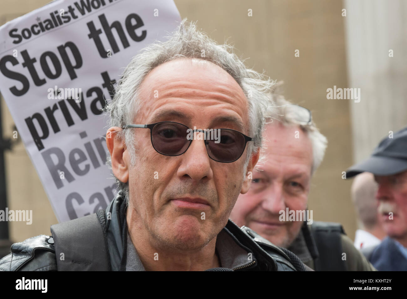 Peter Kennard, uno dei molti artisti che hanno sostenuto lo sciopero contro la privatizzazione mediante PC Galleria Nazionale visitor services staff, spolke al rally sul centesimo giorno di sciopero. Foto Stock