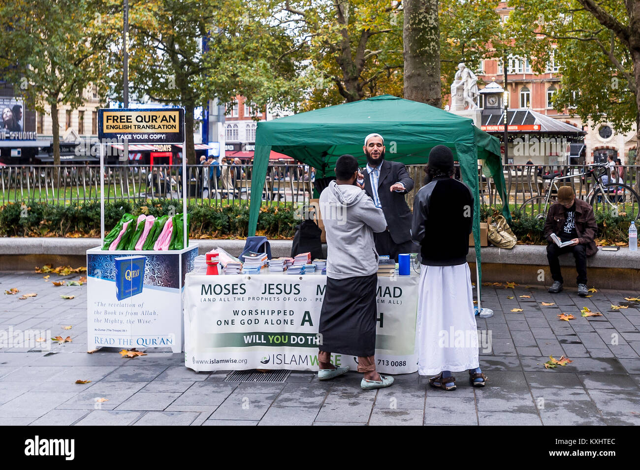 Musulmani offre gratuitamente una copia del Corano sulla strada di Londra Foto Stock