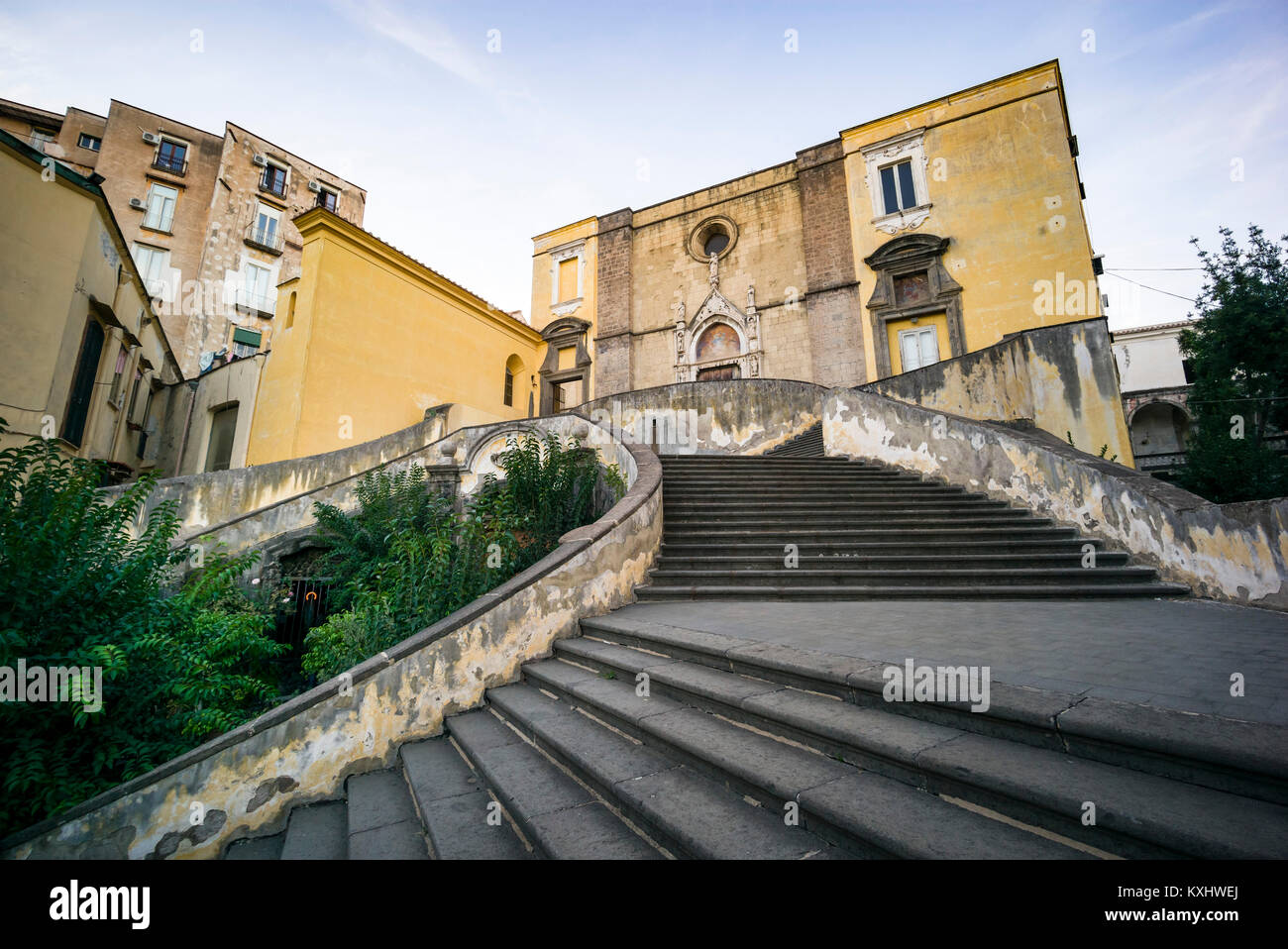 Napoli. L'Italia. La quattrocentesca chiesa di San Giovanni a Carbonara, e la doppia scalinata da Ferdinando Sanfelice, 1708. Foto Stock