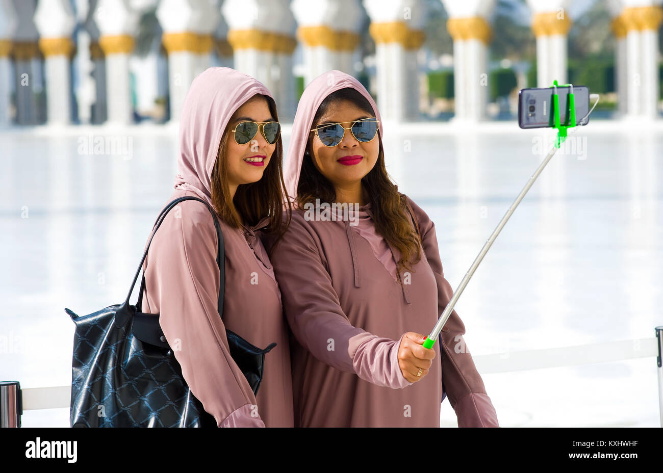 ABU DHABI, Emirati Arabi Uniti - Dic 28, 2017: Un muslima sono la realizzazione di un selfie con il loro smartphone nella Moschea Sheikh Zayed di Abu Dhabi. È t Foto Stock