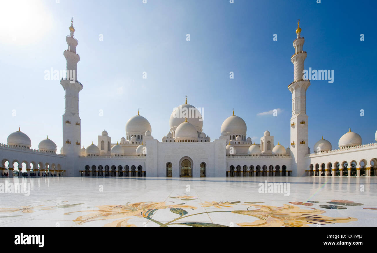 ABU DHABI, Emirati Arabi Uniti - Dic 28, 2017: il cortile della Moschea Sheikh Zayed di Abu Dhabi. Si tratta della più grande moschea del paese. Foto Stock